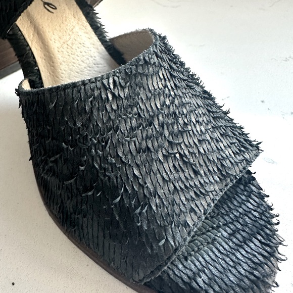 New MATISSE Smith Textured Leather Cutout Ankle Bootie Sz 6 - Picture 2 of 9